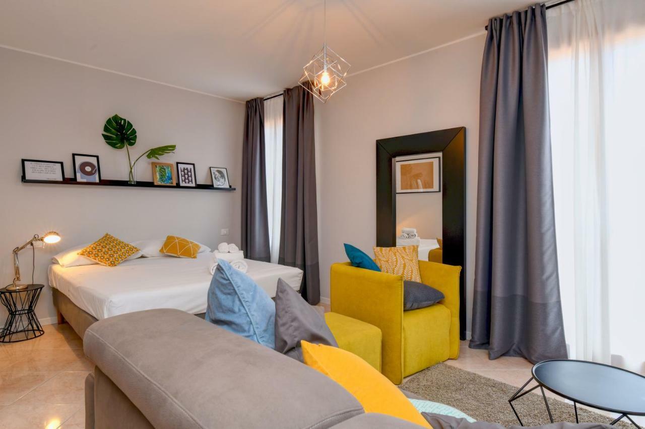 Desenzanoloft Le Chateau De Margot Desenzano del Garda Bagian luar foto